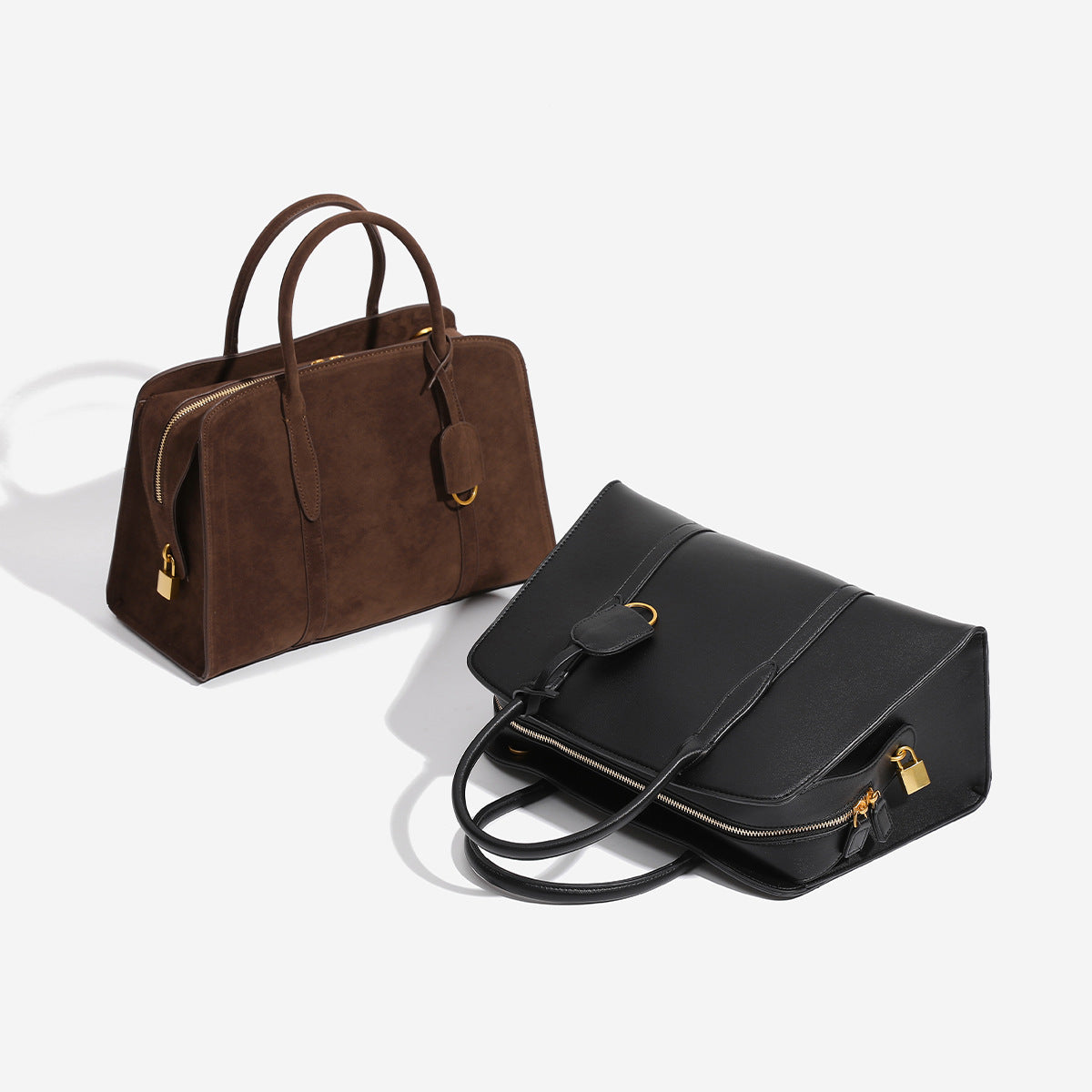 Strukturierte Retro-Boston-Tasche mit zwei Henkeln, goldfarbenen Ringbeschlägen und Reißverschluss oben, Detailansicht 2