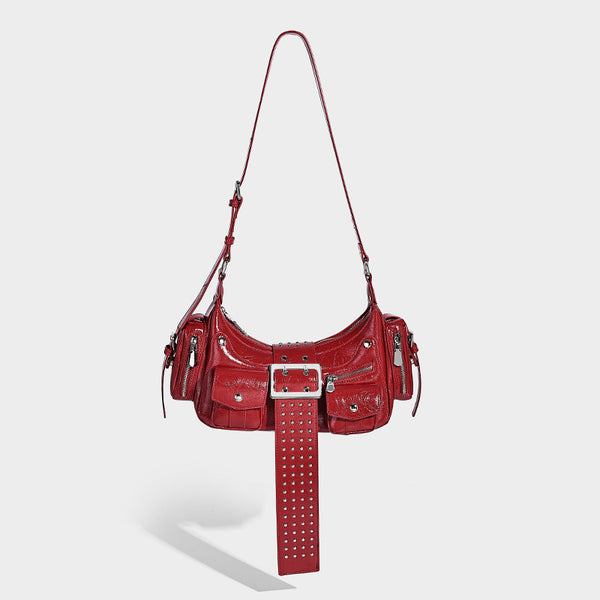 Halbmondförmige Schultertasche mit Lasche mit Nieten und Gürtelschnalle, mehreren Vordertaschen und silberfarbenen Metalldetails, Detailansicht 3