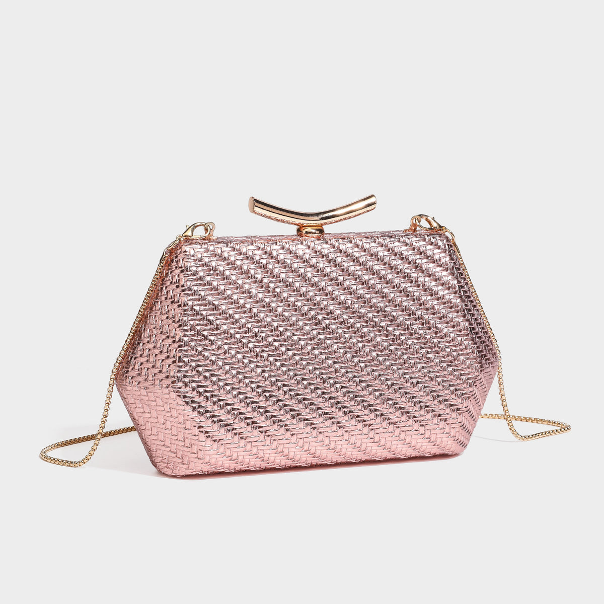 Kleine strukturierte Clutch aus metallisch schimmerndem Flechtmaterial mit goldfarbenem Bügelverschluss und abnehmbarem Kettenriemen, Detailansicht 7