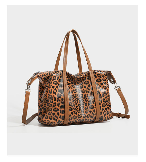 Tote-Bag in glänzender Lederoptik mit Leopardenmuster, schwarzen Besätzen, Reißverschluss oben und zwei Schultergriffen, Detailansicht 17