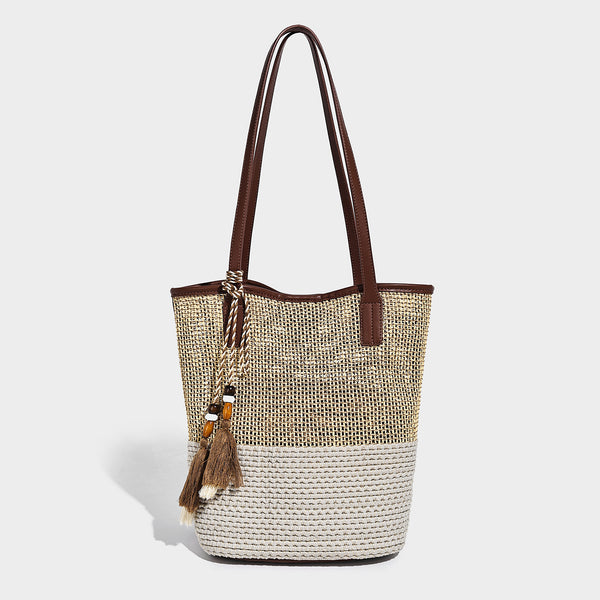 Zweifarbige gewebte Tote-Bag in Hellbraun und Creme mit Schulterriemen in brauner Lederoptik und Quastenanhänger mit Perlen, Vorderansicht