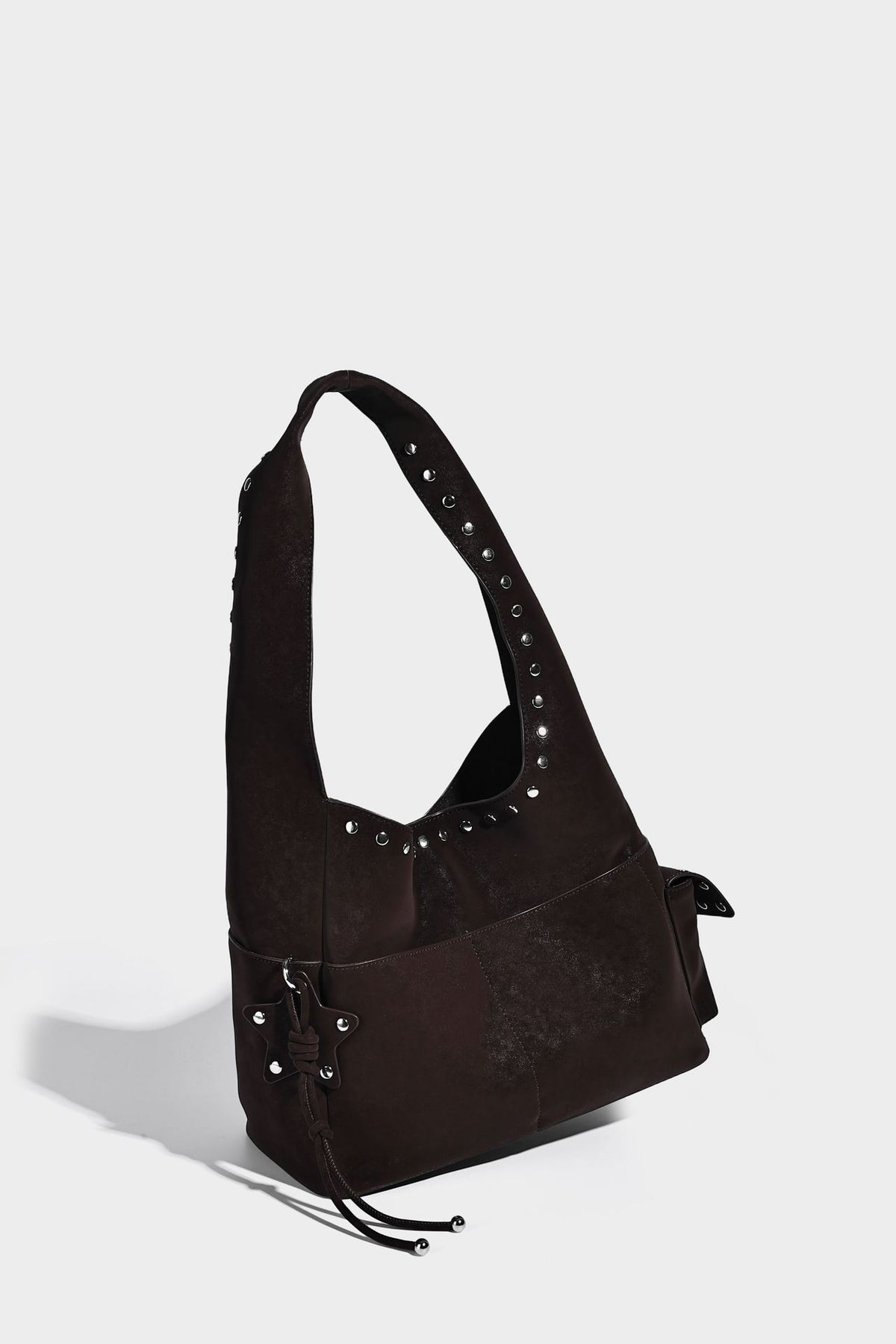 Lässige Hobo-Schultertasche in dunkelbrauner, matter Wildlederoptik mit silberfarbenem, nietenbesetztem Riemen und seitlichem Kordelzug