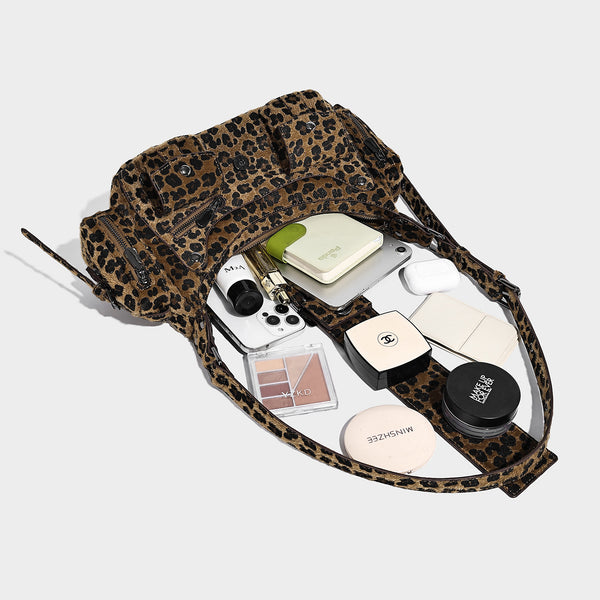 Halbmondförmige Schultertasche mit Nieten besetzter Riemenschnallenlasche, mehreren Frontfächern und silberfarbenen Metalldetails, Detailansicht 50
