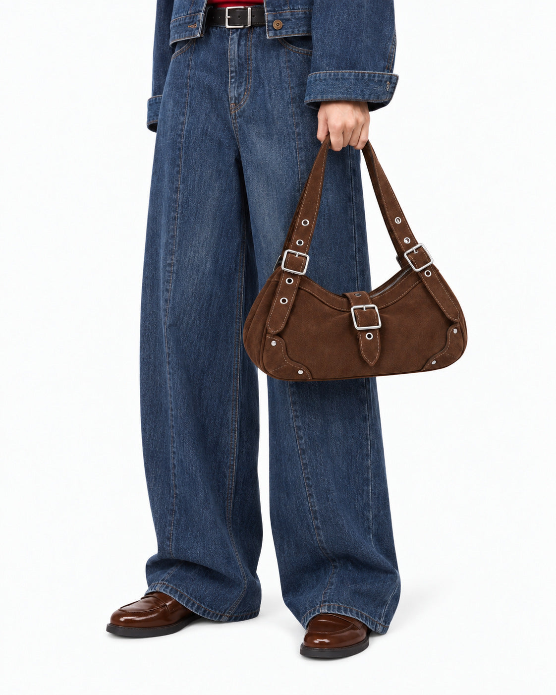 Geschwungene Hobo-Schultertasche in matter Velourslederoptik mit Riemen und Schnalle in Silberoptik, Ösen, Nieten und Reißverschluss, Detailansicht