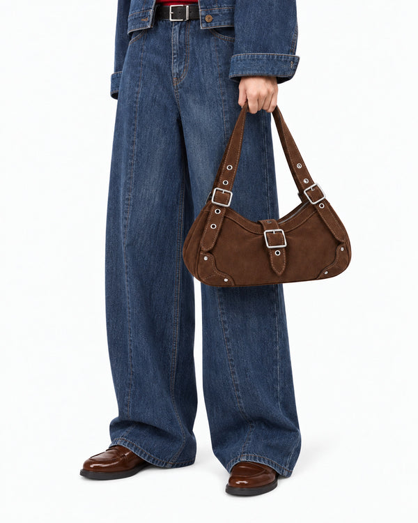 Geschwungene Hobo-Schultertasche in matter Velourslederoptik mit Riemen und Schnalle in Silberoptik, Ösen, Nieten und Reißverschluss, Detailansicht