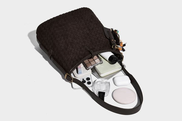 Dunkelbraune Beuteltasche mit Flechtstruktur, Knotenverschluss, goldfarbenen Beschlägen und verstellbarem Schulterriemen, Detailansicht 32