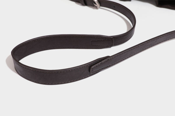 Lässig fallende Beuteltasche mit Kordelzug in dunkler Espresso-Lederoptik, verstellbarem Riemen und Ringbeschlägen aus Metall