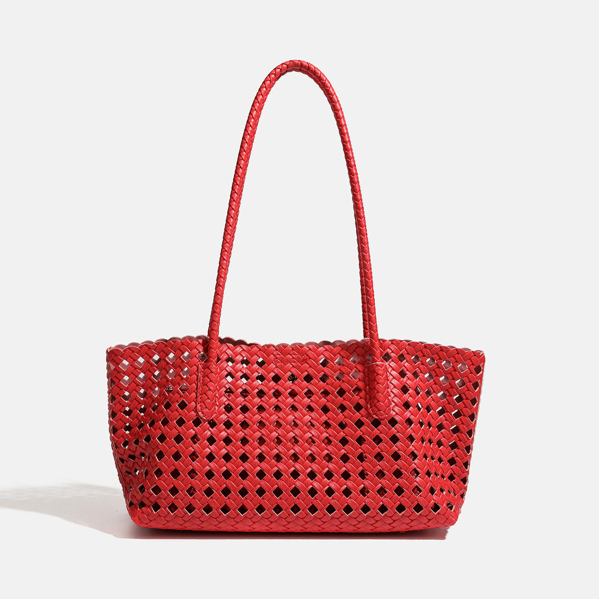 Limegrüne Tote-Bag aus offenem Flechtwerk mit langen geflochtenen Henkeln zum Tragen über der Schulter und gewelltem oberen Rand, Detailansicht 8