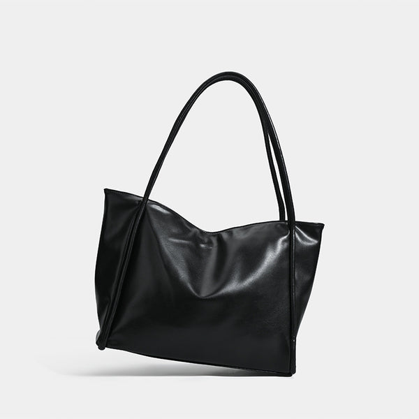 Große schwarze Tote-Bag in glänzender Lederoptik mit zwei Schulterriemen und sanft geschwungener Oberkante, Detailansicht 3