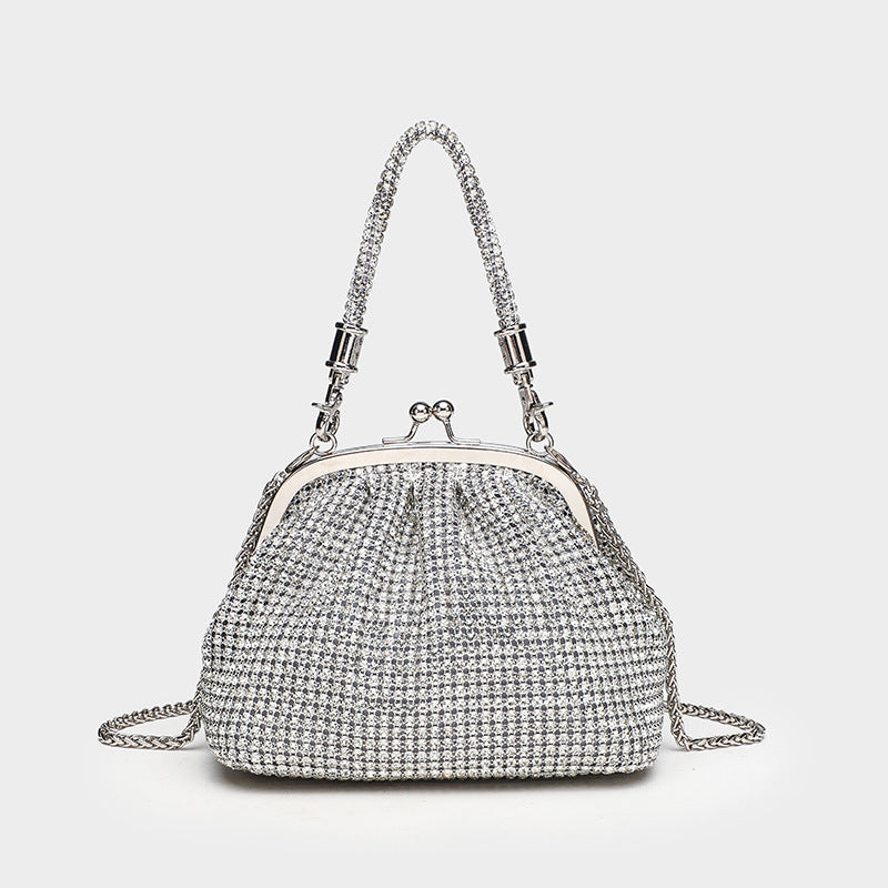 Kompakte Abendtasche mit rundum applizierten Strasssteinen, silberfarbenem Metallrahmen, Strass-Tragegriff und abnehmbarer Kette