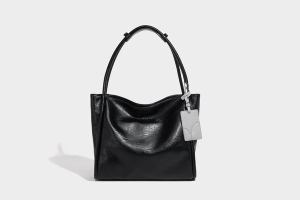 Glänzende Tote-Bag in schwarzer Lederoptik mit zwei runden Tragegriffen und silberfarbenen Beschlägen, Detailansicht 13