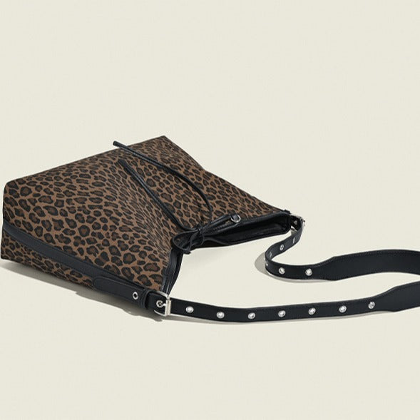 Lässige Hobo-Tasche mit braun-schwarzem Leopardenmuster, Kordelzug mit Schleife, schwarzem Besatz in Lederoptik und Niete in Silberoptik