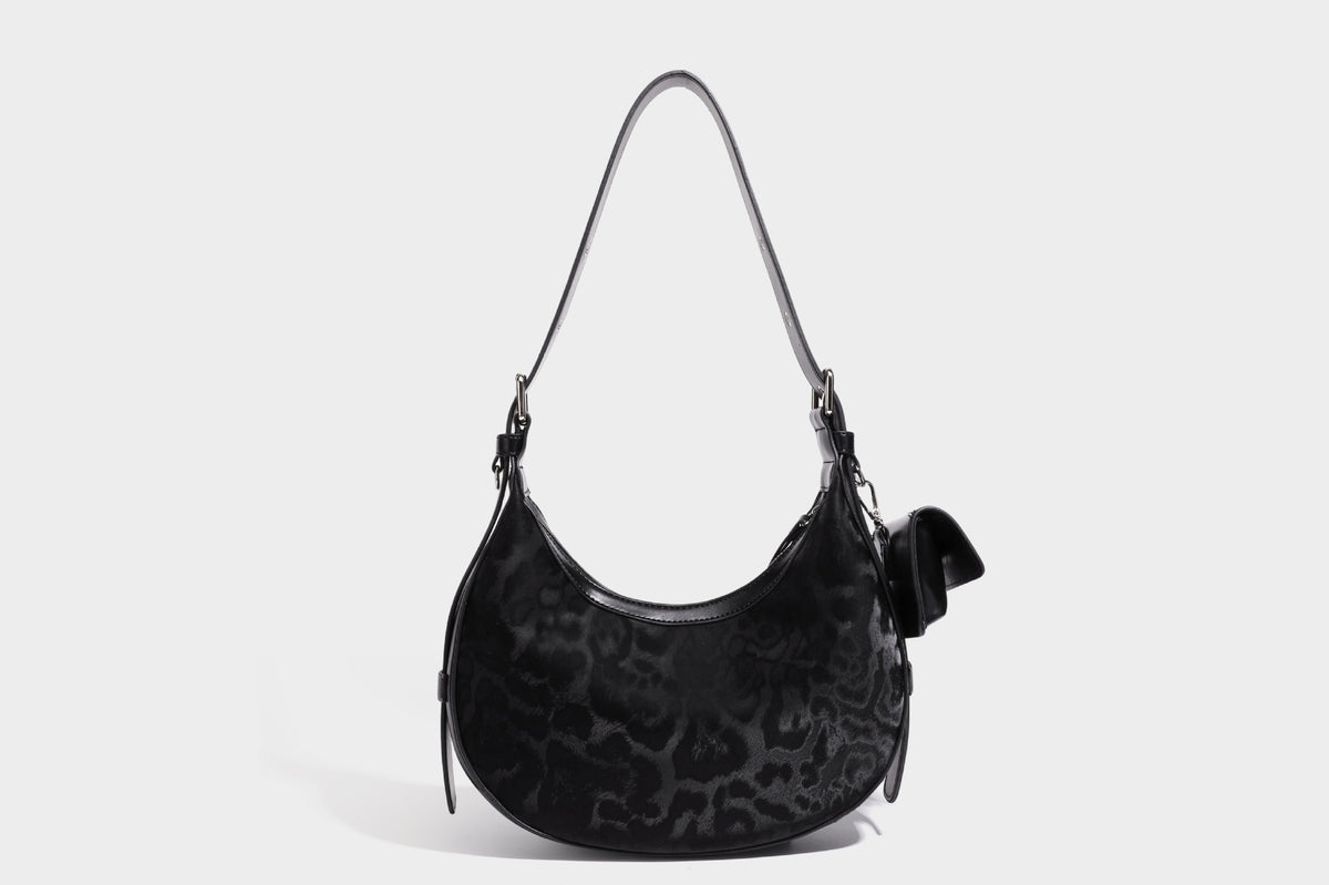 Crescent-Hobo-Schultertasche mit braunem Leopardenmuster, silbernen Nieten, Ösenbesatz, verstellbarem Riemen und abnehmbarem Mini
