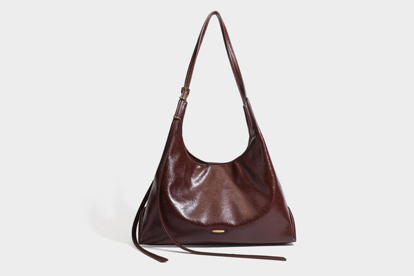 Locker fallende Hobo-Schultertasche mit offenem Oberteil aus glänzendem, geknautschtem Lederimitat in Dunkelbraun, mit schmalem verstellbarem Riemen und goldfarbenem