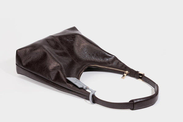 Große dunkelbraune, glänzende, geknautschte Hobo-Schultertasche mit Reißverschluss, goldfarbenen Metalldetails, verstellbarem Trageriemen und Hellblau