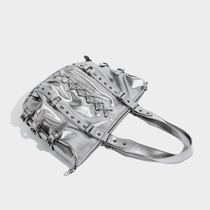 Glänzende Shopper-Tasche in Lederoptik mit geschnürtem Korsett-Element auf der Vorderseite, Nietenbeschlägen und seitlichen Riemen mit Schnallen, Detailansicht 3
