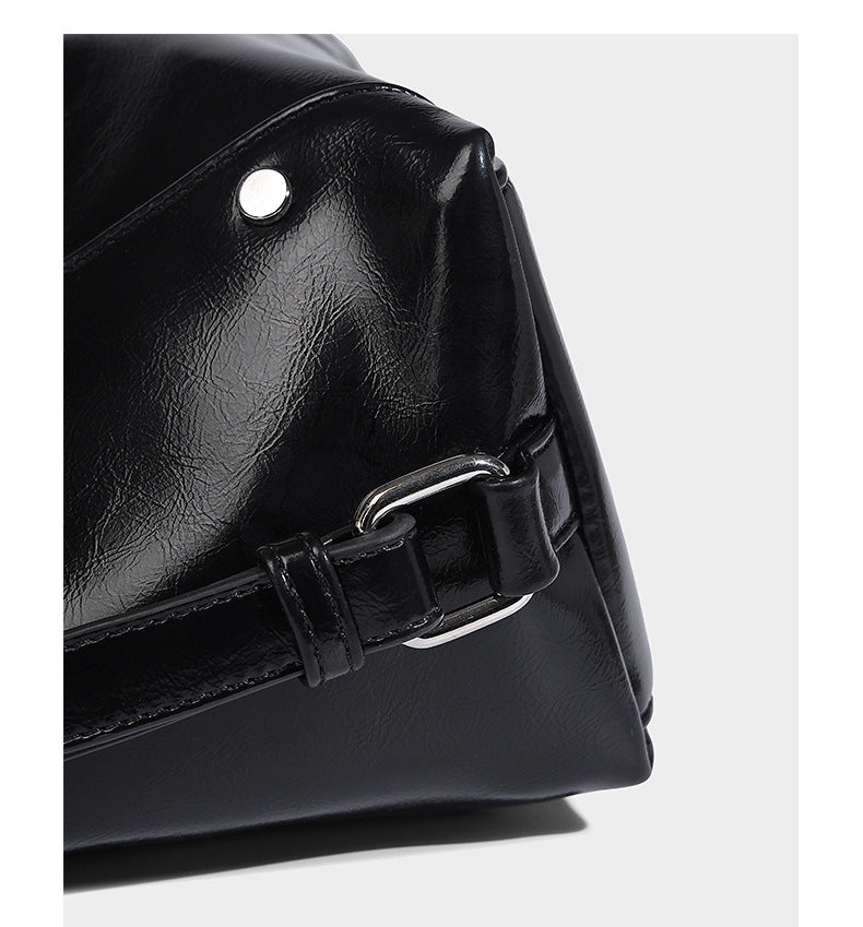 Glänzend schwarze Hobo-Shopper-Tasche mit silberfarbenem Kettenakzent, Reißverschluss oben und langen Schulterriemen, Detailansicht 14