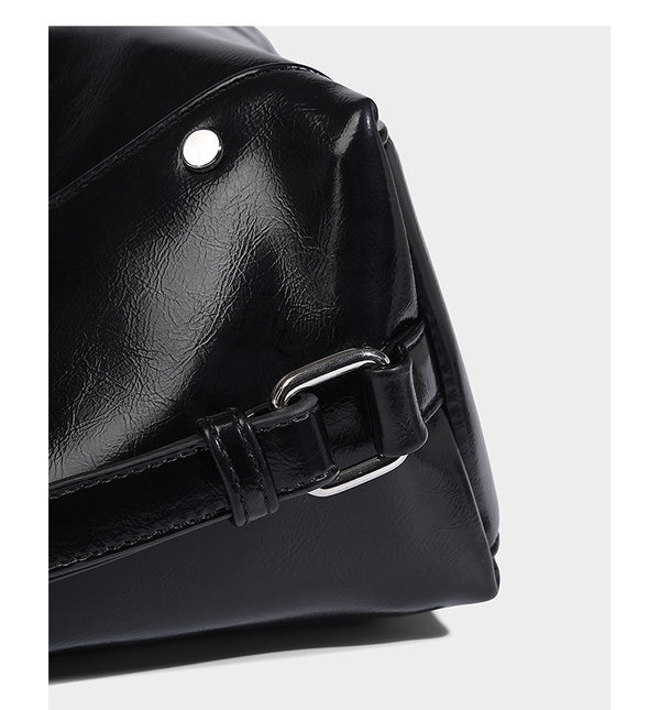 Glänzend schwarze Hobo-Shopper-Tasche mit silberfarbenem Kettenakzent, Reißverschluss oben und langen Schulterriemen, Detailansicht 14