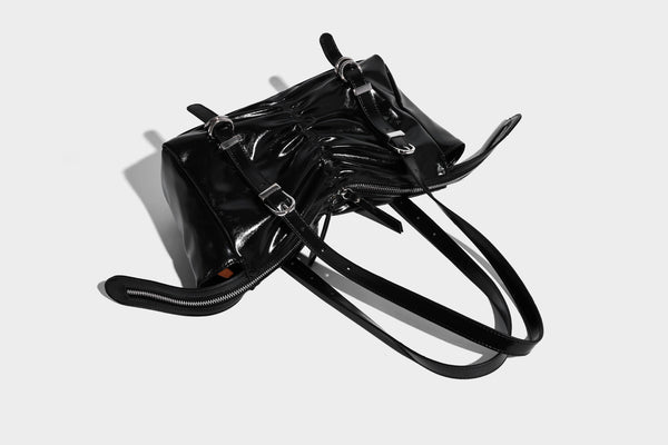 Glänzende, rechteckige Schultertasche mit Raffdetails, zwei verstellbaren Riemen, Reißverschluss oben und Schnallenbeschlägen in Silberoptik