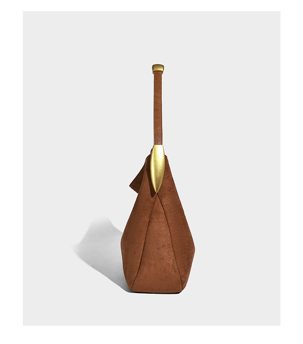 Beige-braune Hobo-Schultertasche mit lässiger Silhouette, matter Veloursleder-Optik, goldfarbenen halbmondförmigen Beschlägen und schmalem Schulterriemen, Detailaufnahme