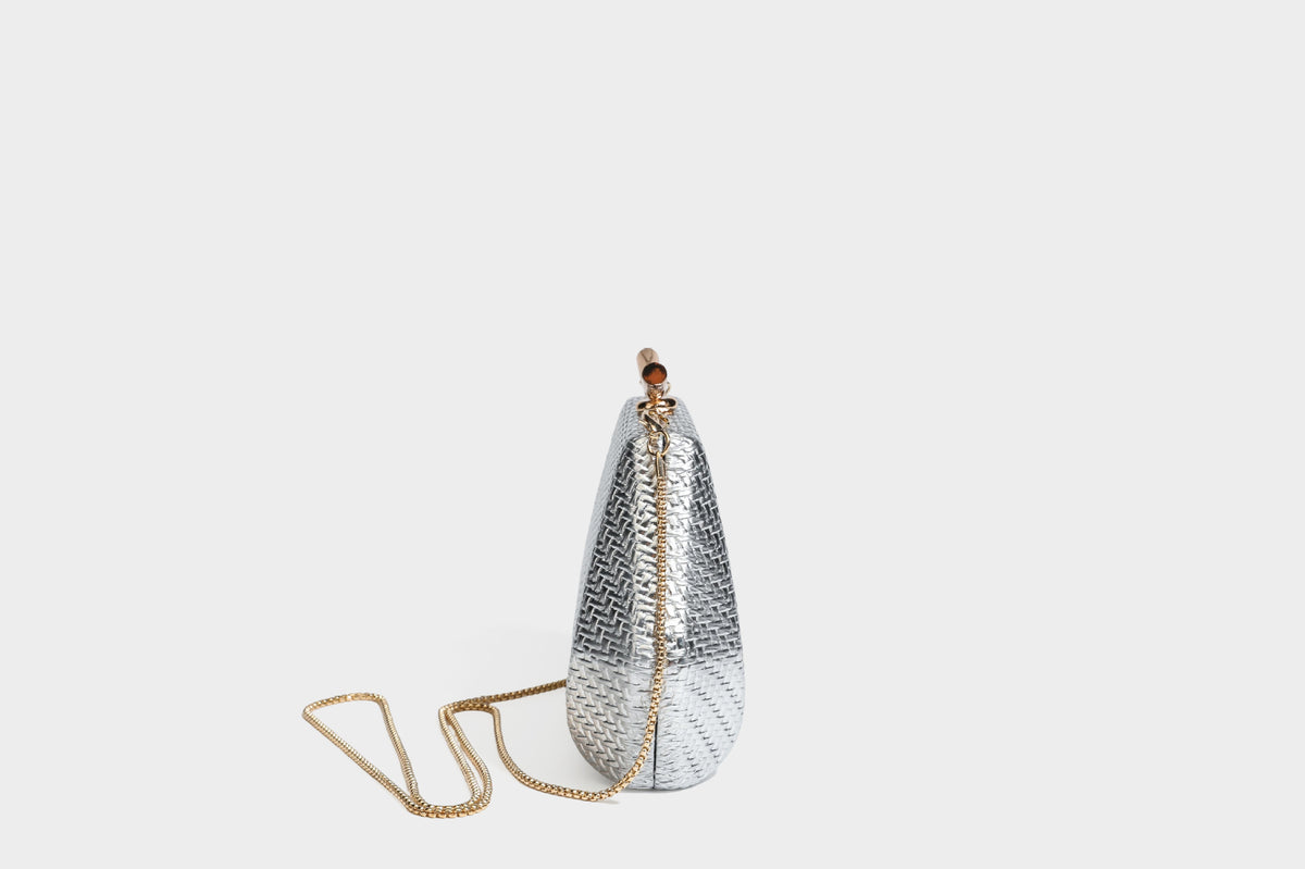 Kleine, strukturierte Clutch aus metallischem Flechtmaterial mit goldfarbenem Bügelverschluss und abnehmbarem Kettenriemen, Detailansicht 31