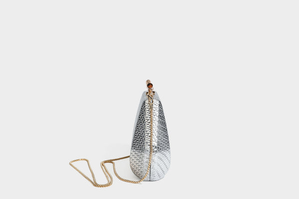 Kleine, strukturierte Clutch aus metallischem Flechtmaterial mit goldfarbenem Bügelverschluss und abnehmbarem Kettenriemen, Detailansicht 31
