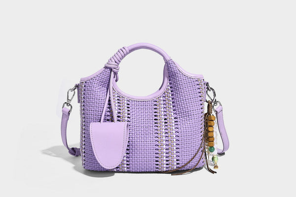 Geflochtene Bucket-Tote in Pastellblau mit geflochtenen Tragegriffen, vorderem Steckfach, Perlenanhänger und abnehmbarem Crossbody-Riemen