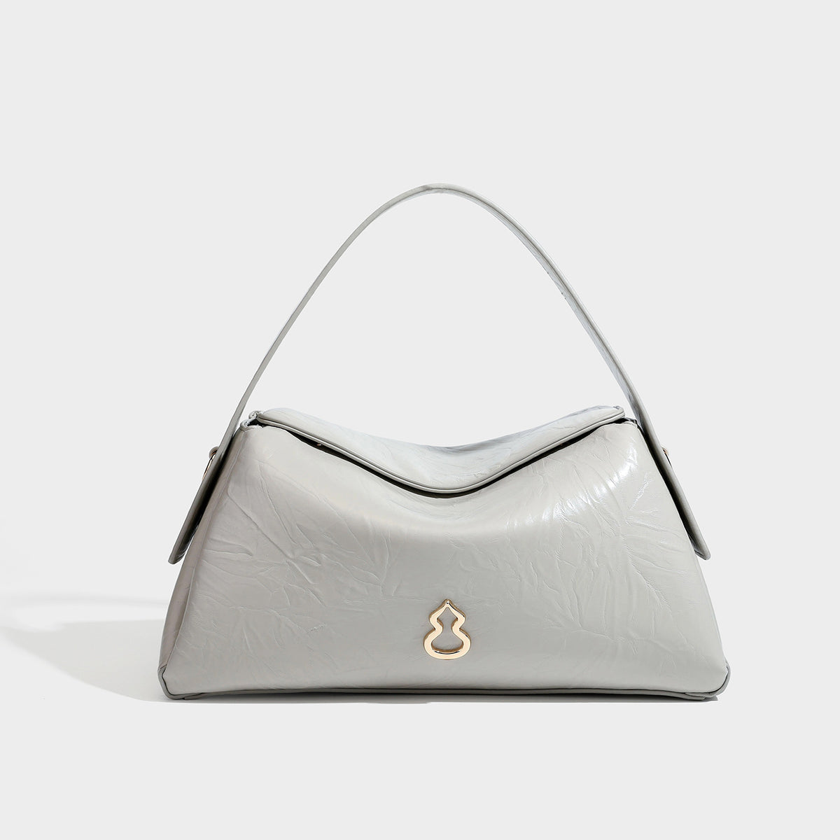 Glänzende, geknautschte Trapez-Schultertasche mit Überschlagverschluss, goldfarbenen Logo-Beschlägen, Tragegriff und abnehmbarem, verstellbarem Schulterriemen