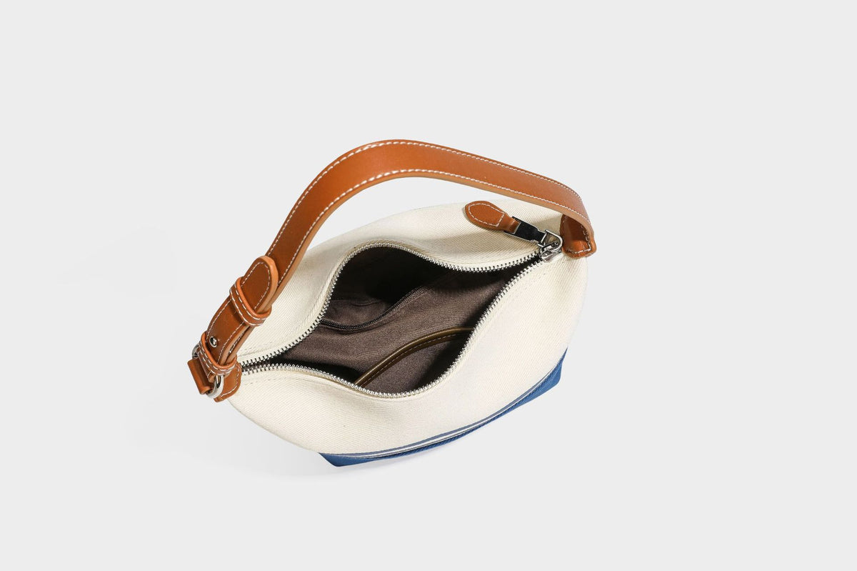 Cremefarbene und blau gestreifte Canvas-Schultertasche mit Träger in Lederoptik und Reißverschluss in Silberoptik, Detailansicht 30