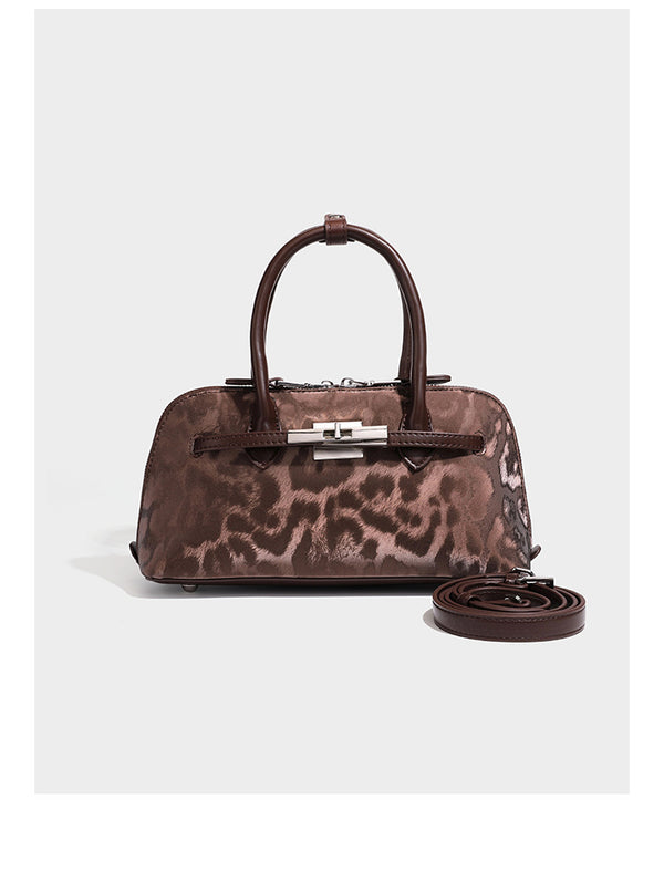 Strukturierte Henkeltasche mit tonal abgestimmtem Leopardenprint, Besatz in Lederoptik, gerollten Henkeln, vorderem Drehverschluss und