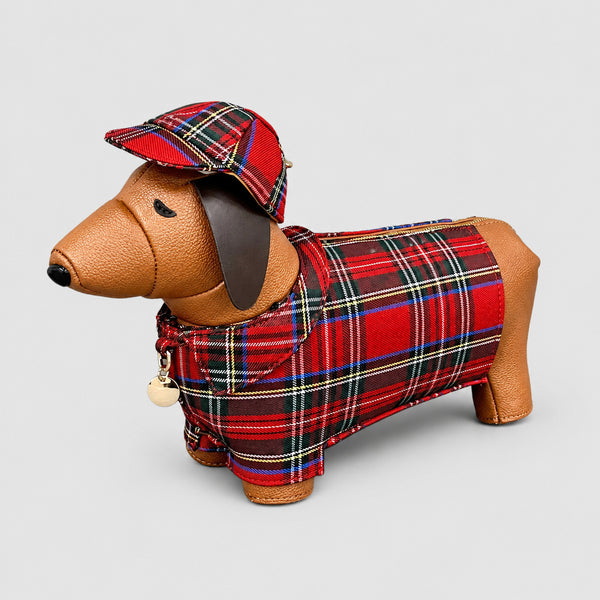 Dackelförmige Umhängetasche mit roten Tartan-Körperpartien, hellbrauner genarbter Optik, passender Tartan-Schiebermütze und goldfarbenem