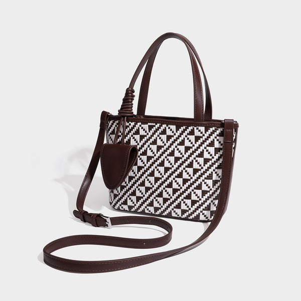 Kleine, strukturierte, gewebte Tote-Bag mit geometrischem Muster, glatten Details in Lederoptik, geknoteten Tragegriffen, Reißverschluss und herabhängendem Frontdetail