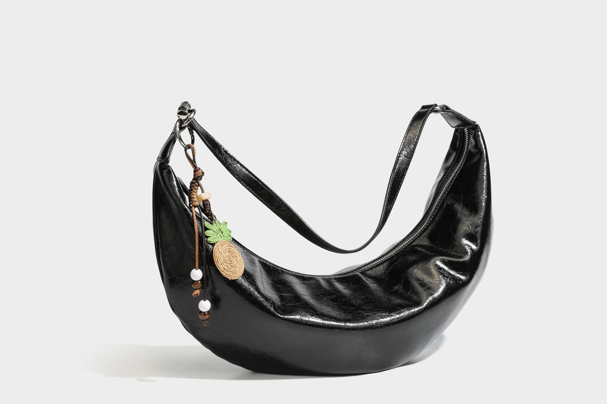Lässig fallende Hobo-Schultertasche in Halbmondform mit glänzender, geknautschter Lederoptik, schmalem Riemen, silberfarbenen Ringbeschlägen und