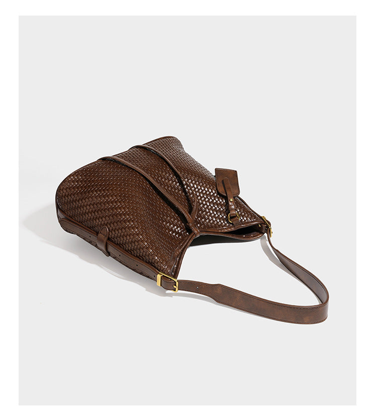 Lässig gewebte Schultertasche in Lederoptik mit Bindebandverschluss, goldfarbenen Metalldetails und einem Schulterriemen, Detailansicht 18