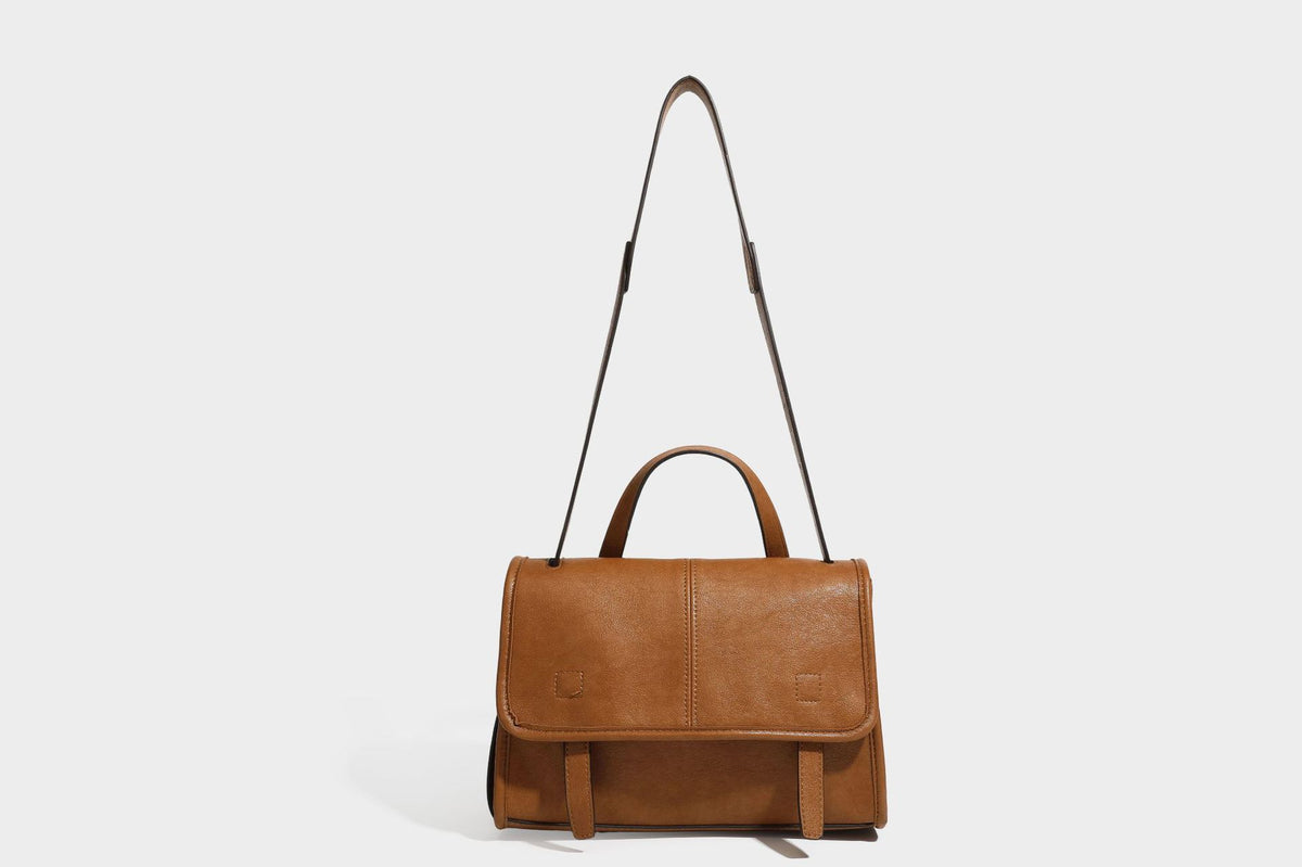 Strukturierte Satchel-Tasche mit Überschlag aus dunkelbrauner, glänzender Lederoptik, kurzem Tragegriff und langem, verstellbarem Schulterriemen