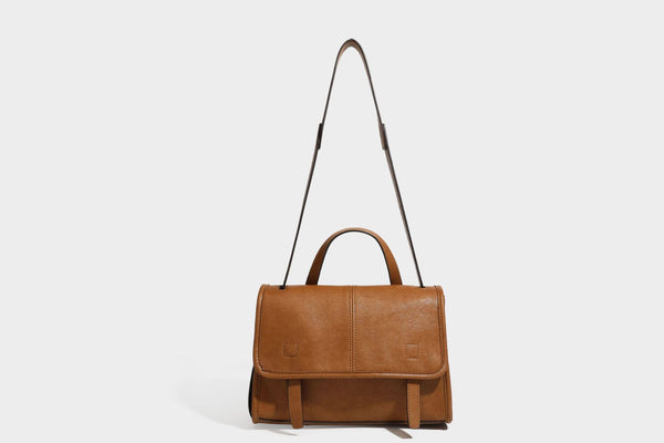 Strukturierte Satchel-Tasche mit Überschlag aus dunkelbrauner, glänzender Lederoptik, kurzem Tragegriff und langem, verstellbarem Schulterriemen