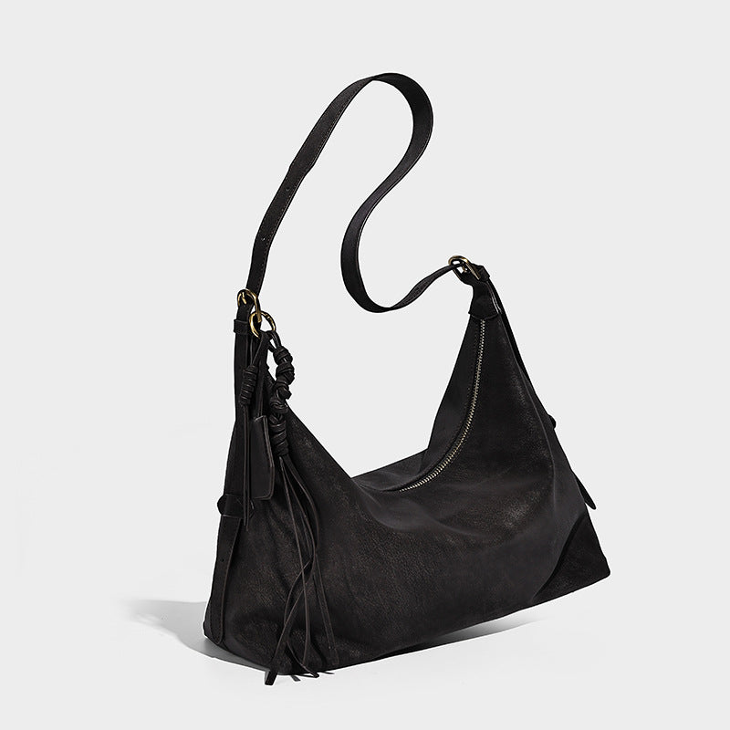 Weiche Hobo-Schultertasche mit matter Oberfläche, Quastenbesatz und goldfarbenen Beschlägen, Detailansicht 6
