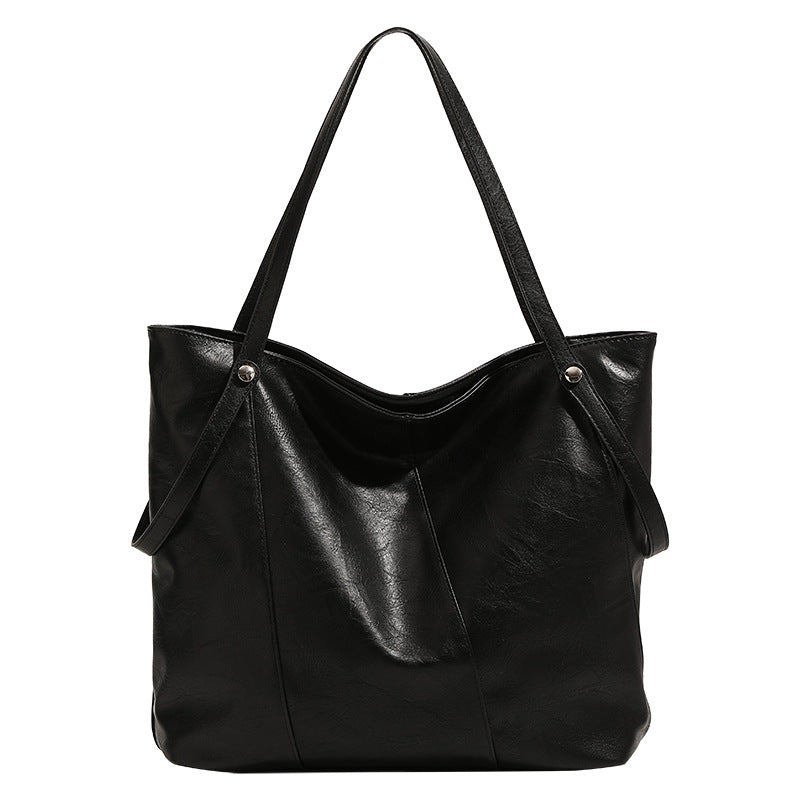 Große, weiche Schultertasche im Tote-Stil aus schwarzer Lederoptik mit zwei flachen Trägern und Nieten in Silberoptik, Detailansicht 5