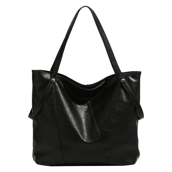 Große, weiche Schultertasche im Tote-Stil aus schwarzer Lederoptik mit zwei flachen Trägern und Nieten in Silberoptik, Detailansicht 5