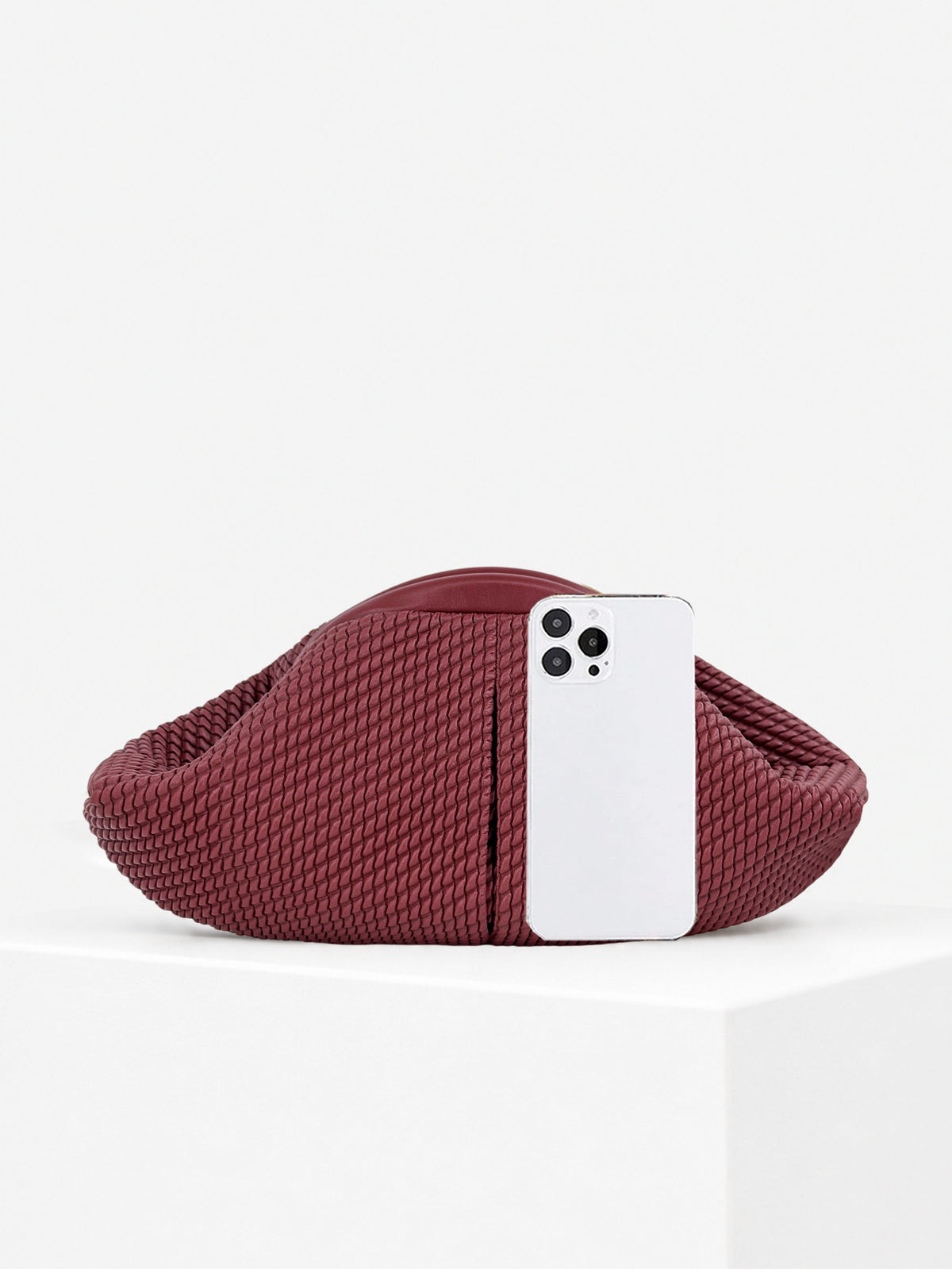 Abgerundete Clutch in Flechtoptik mit glatter kontrastierender Paspelierung und Reißverschluss in tiefem Burgunderrot, Detailansicht 12