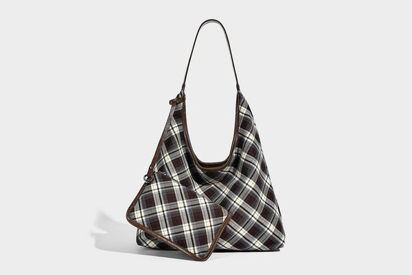 Lässige Hobo-Schultertasche in dunkelbraunem, cremefarbenem und grauem Karomuster mit dunkelbraunen Details in Lederoptik und einem langen Schulterriemen