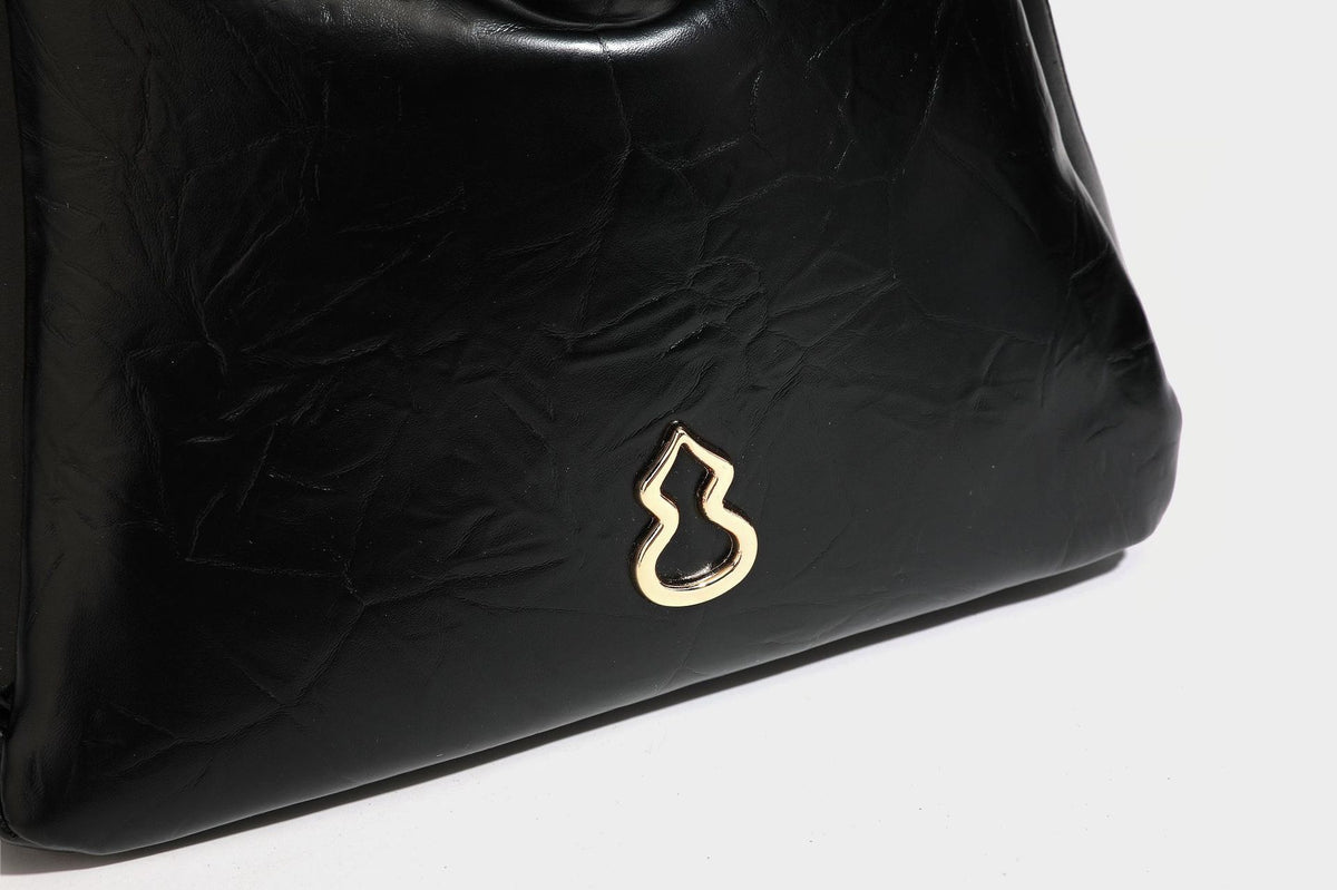 Glänzende, geknautschte Henkeltasche in Lederoptik mit goldfarbenen Emblem-Details und abnehmbarem Schulterriemen, Detailansicht 33