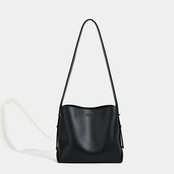 Große schwarze Bucket Bag mit glatter, matter Lederoptik, goldfarbenen Metalldetails und langem Schulterriemen