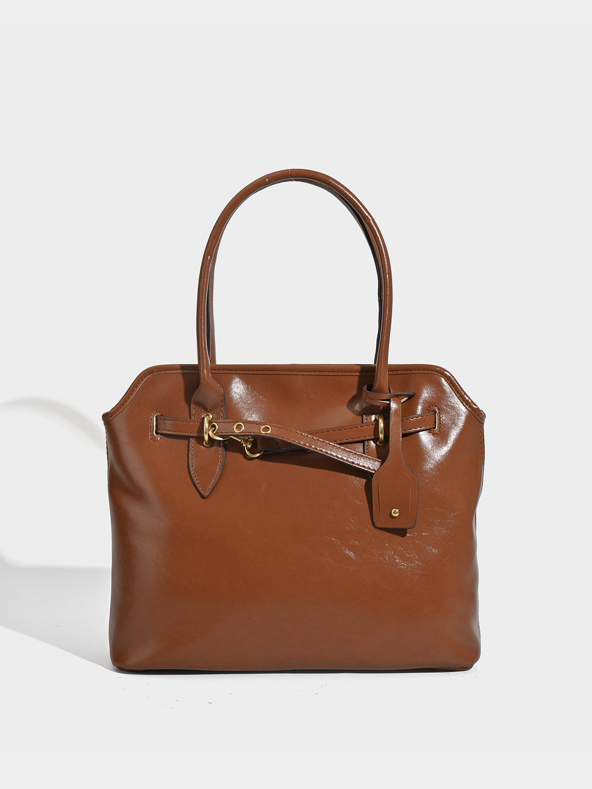 Strukturierte Tote-Tasche aus cognacbraunem Lederimitat mit dekorativem Riemen und goldfarbenen Beschlägen, Detailansicht 6