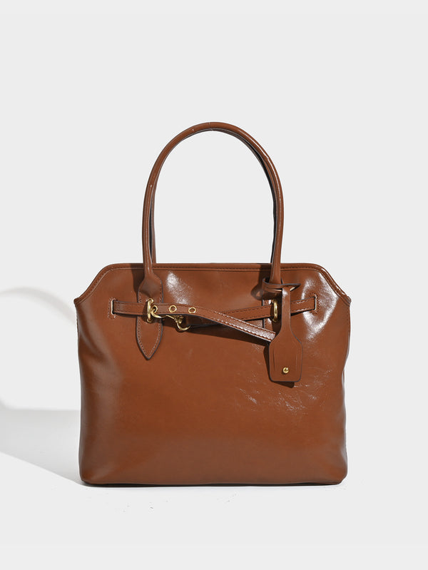 Strukturierte Tote-Tasche aus cognacbraunem Lederimitat mit dekorativem Riemen und goldfarbenen Beschlägen, Detailansicht 6