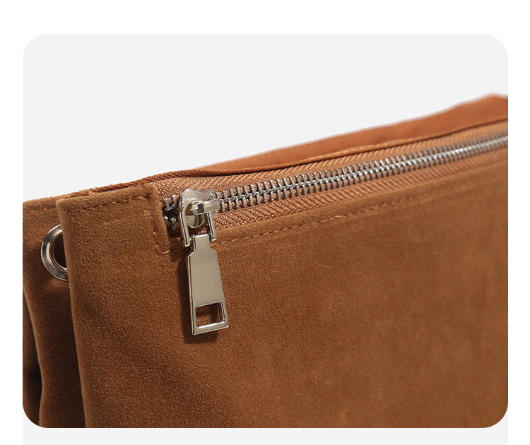 Strukturierte Schultertasche mit Überschlag und silberfarbenem Kettenriemen in cognacfarbener Velourslederoptik, Umschlagverschluss und seitlicher Ösenpartie