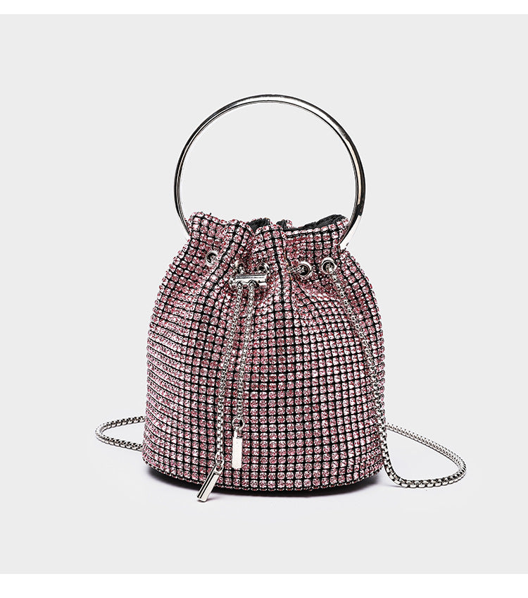 Kleine Beuteltasche mit Kristall-Strasssteinen, silberfarbenem Ringgriff und Ketten-Schulterriemen, Tunnelzugverschluss, Detailansicht 9