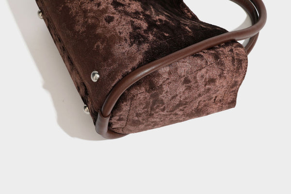 Kleine, strukturierte Henkeltasche mit samtartiger Oberfläche in Braun, geknoteten Henkeln, Fronttasche mit Klappe und abnehmbarem Detail