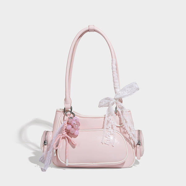 Kleine, strukturierte, glänzende Schultertasche mit weißer Paspelierung, Spitzenschleife und Anhänger mit roter Perle, seitlichen Reißverschlusstaschen und silberfarbenem