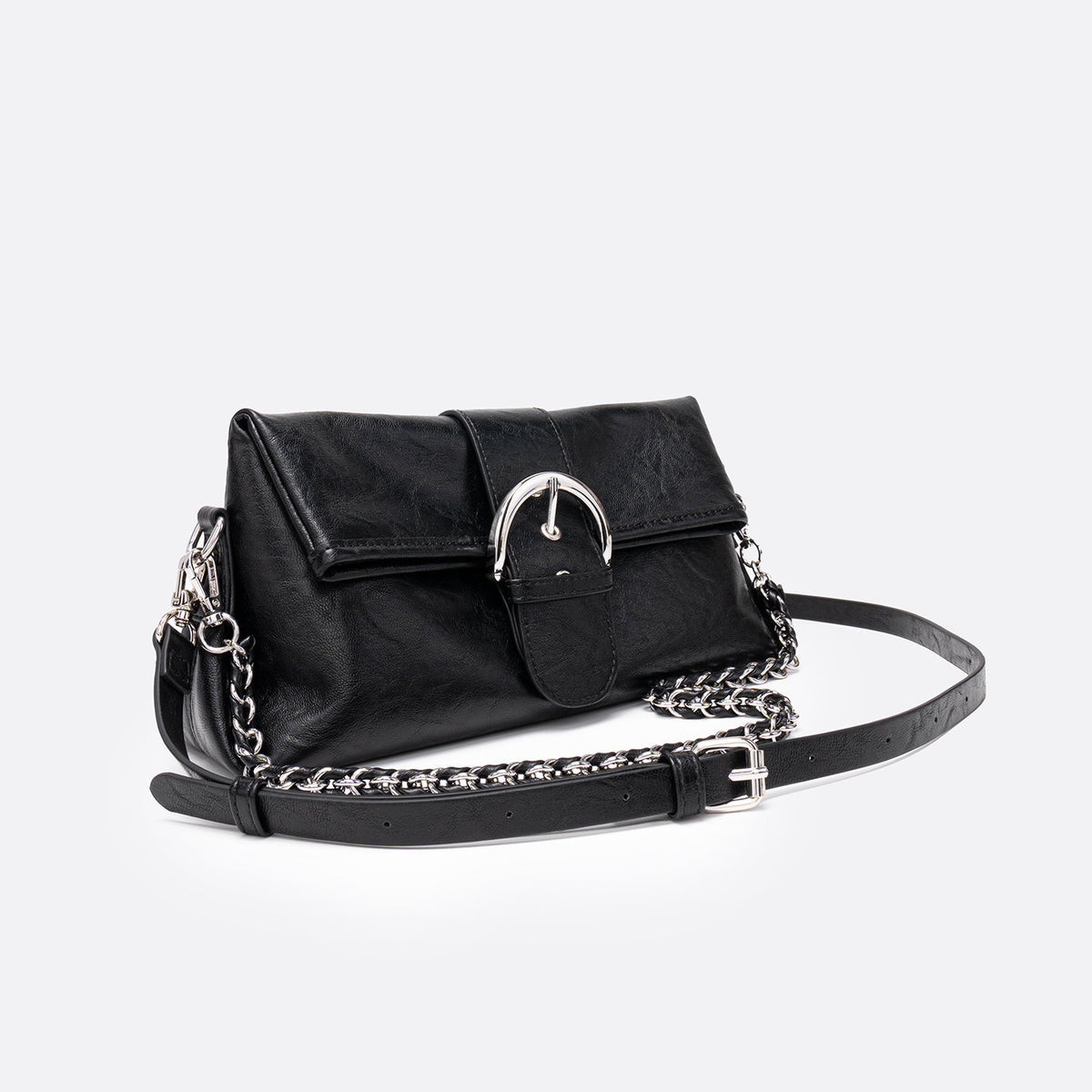 Schwarze strukturierte Mini-Schultertasche in quadratischer Form mit übergroßer Klappenschließe, Kettenriemen und passendem Reißverschlusstäschchen aus glattem genarbtem